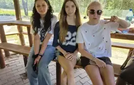 Trzy uczennice siedzące na ławce