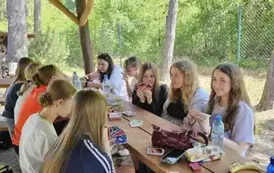Uczennice przy stole