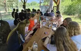 Uczniowie i uczennice podczas posiłku i wsp&oacute;lnej zabawy
