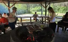Nauczycielka i uczennica przy ognisku