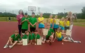 Drużyna dziewcząt i chłopc&oacute;w ze staszowskiej Dw&oacute;jki z nauczycielami