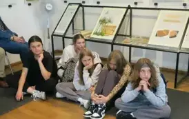 Grupa uczennic w Muzeum Papiernictwa
