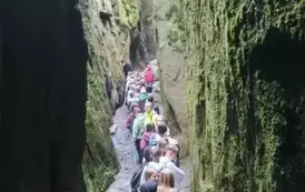 Uczniowie na trasie w G&oacute;rach Stołowych
