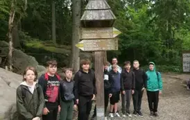 Grupa uczni&oacute;w w drodze na Szczeliniec