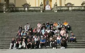 Grupa uczni&oacute;w na schodach przed bazyliką w Wambierzycach