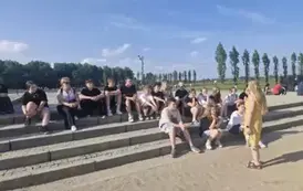 Uczniowie słuchający przewodniczki na terenie Birkenau