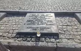 Tablica pamiątkowa w języku polskim na terenie Birkenau
