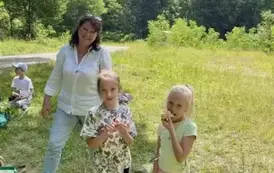 Zuzia i Ola podczas leśnego śniadania