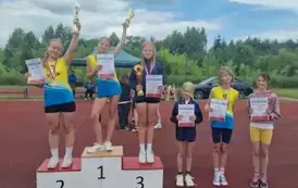 Mistrzyni i wicemistrzyni w tr&oacute;jboju indywidualnym na podium