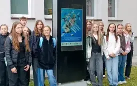 Szkolni aktorzy przed budynkiem SOK