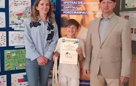 Laureat konkursu Nataniel Nowacki z nagrodą oraz panią Katarzyną Stępniewską i panem Dyrektorem Dariuszem Kubalskim