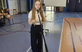 Przewodnicząca szkoły Magdalena Małas przy mikrofonie