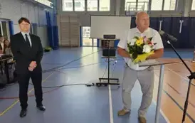 I. Kwiecjasz wręcza dyrektorowi Kubalskiemu kwiaty w imieniu Rady Rodzic&oacute;w