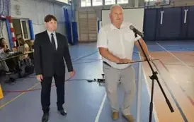 I. Kwiecjasz przy mikrofonie i dyr. D. Kubalski
