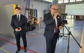J. Sk&oacute;rski przy mikrofonie i dyr. Kubalski