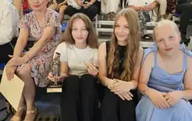 Trzy uczennice i jedna z mam na widowni