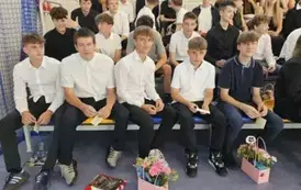 Uczniowie klas &oacute;smych na widowni