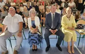 Dyrekcja szkoły i goście na tle widowni na trybunach