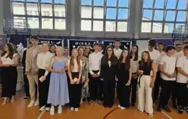 Wychowawczyni 8B z wychowankami