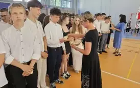 Wychowawczynie  8C i 8D rozdają uczniom koniczynki wydrukowane na drukarce 3D