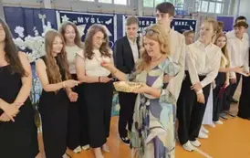 Wychowawczyni 8B rozdaje uczniom koniczynki wydrukowane na drukarce 3D