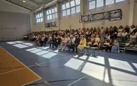 Rodzice, uczniowie i nauczyciele na widowni