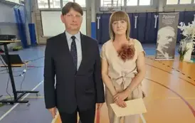 I. Piotrowska, mama ucznia z klasy 8C, odbiera od dyrektora podziękowanie za działalność na rzecz szkoły