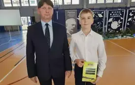 Uczeń klasy 8 B Sz. Myśliwiec z nagrodą za konkurs Kangur Matematyczny i dyr. Kubalski