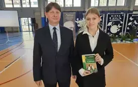 Uczennica nagrodzona za 100 procentową frekwencję Kamila Broncel i dyrektor Dariusz Kubalski