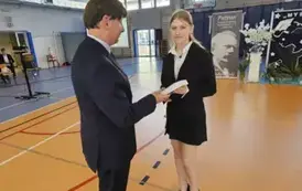 Uczennica nagrodzona za 100 procentową frekwencję Kamila Broncel i dyrektor Dariusz Kubalski