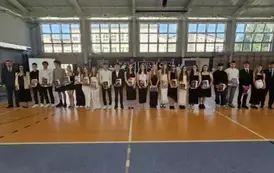 Uczniowie z nagrodami za udział w poczcie sztandarowym z opiekunką pocztu K. Adamczyk, dyr. Kubalskim i wice dyr. Konatem