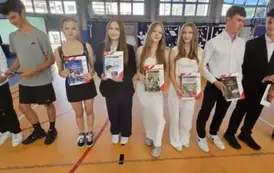 Uczniowie z nagrodami za udział w poczcie sztandarowym