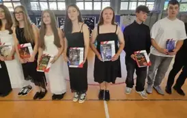 Uczniowie z nagrodami za udział w poczcie sztandarowym