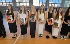Uczniowie z nagrodami za udział w poczcie sztandarowym