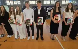 Uczniowie z nagrodami za udział w poczcie sztandarowym
