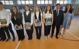 Uczniowie z nagrodami za pracę w Samorządzie Uczniowskim, dyr. Kubalski i A. Dziewięcka-Fortuna