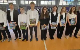Uczniowie z nagrodami za pracę w Samorządzie Uczniowskim