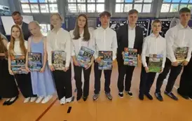 Uczniowie z nagrodami za pracę w Samorządzie Uczniowskim