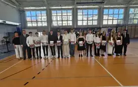 Uczniowie nagrodzeni za osiągnięcia sportowe, nauczyciele wychowania fizycznego i dyr. Kubalski