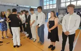 Uczniowie podczas odbierania nagr&oacute;d za osiągnięcia sportowe