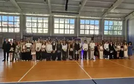 Wszyscy wyr&oacute;żnieni uczniowie z rodzicami, wychowawcami i dyr. Kubalskim