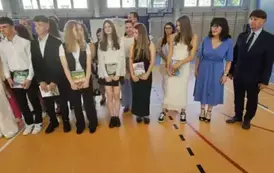 Wyr&oacute;żnieni uczniowie z rodzicami, wychowawczynią i dyrektorem Kubalskim