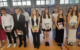 Wyr&oacute;żnieni uczniowie z rodzicami