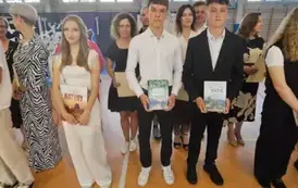 Wyr&oacute;żnieni uczniowie z rodzicami