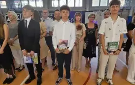 Wyr&oacute;żnieni uczniowie z rodzicami