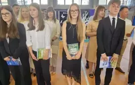 Wyr&oacute;żnieni uczniowie z rodzicami