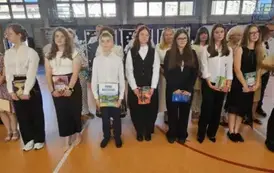 Wyr&oacute;żnieni uczniowie z rodzicami