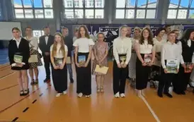 Wyr&oacute;żnieni uczniowie z rodzicami