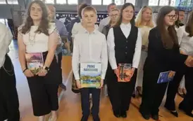Wyr&oacute;żnieni uczniowie z rodzicami
