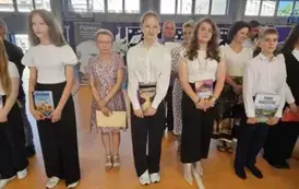 Wyr&oacute;żnieni uczniowie z rodzicami